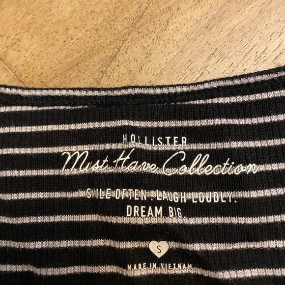 🎉Hollister Must-Have Ruched Long Sleeve Top Black White Striped Size Small - Picture 4 of 5